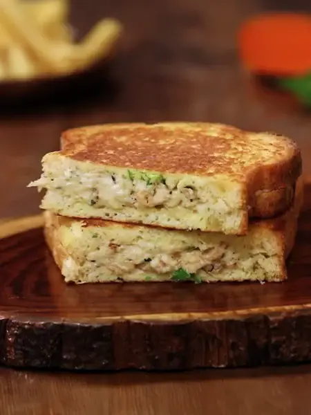 Cheesy Green Chilli Chicken Sandwich